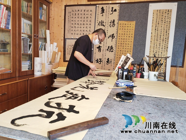 詹健創(chuàng)作《抗疫先鋒》（曾佐然攝）.jpg