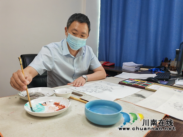 馮廣在創(chuàng)作抗疫作品（曾佐然攝）.jpg