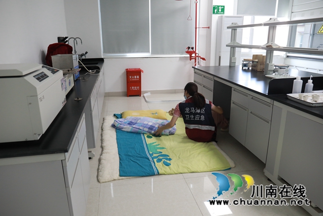 王順民和她的地鋪.JPG