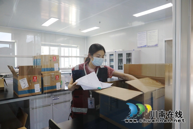 王順民正在清點(diǎn)物資.JPG