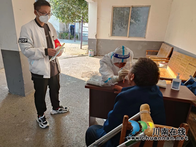 張榮祥在先灘敬老院為老年人核酸采樣.jpg