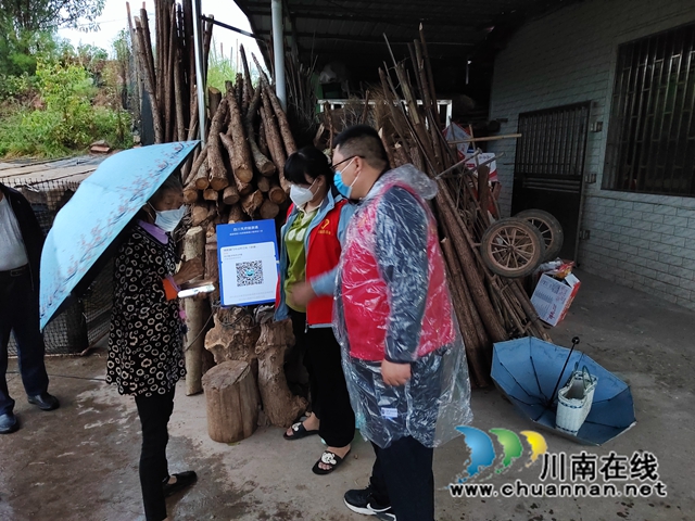 作者同事小易（右一）在村社開(kāi)展疫情防控宣傳引導(dǎo).jpg