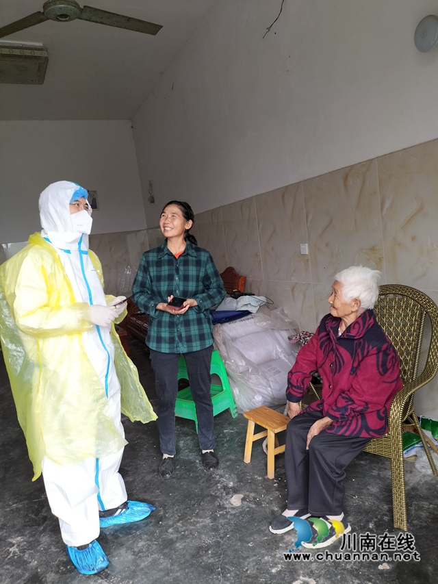 作者同事阿錕（左一）上門(mén)為91歲高齡的陳普英核酸采樣.jpg