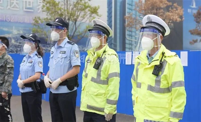 “警寶”落地啼哭報(bào)平安！內(nèi)江警爸：戰(zhàn)“疫”獲勝，爸爸回家再抱你——