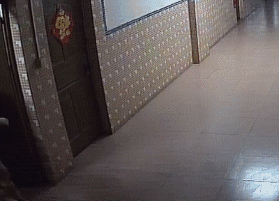 “瀘州奇葩劫匪索吻：親我一口就放你走”