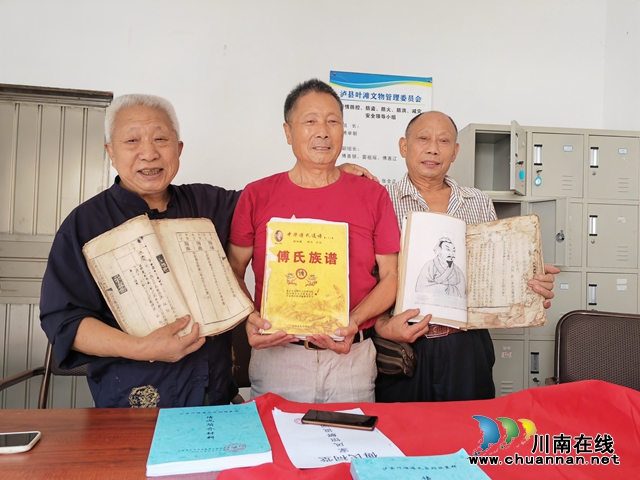 展示族譜，傳承家風（曾佐然攝）.jpg