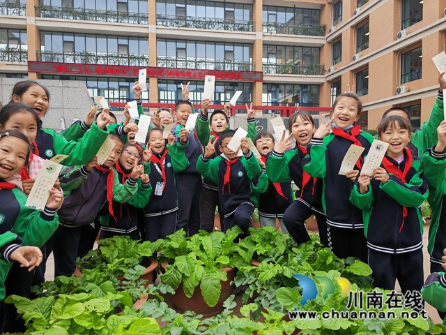 孩子們展示獲得的書簽（曾佐然攝）.jpg