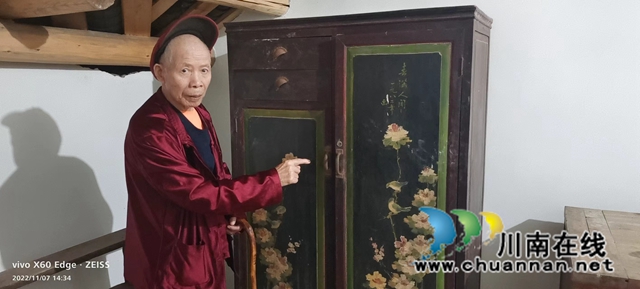 圖6：巫顯家40年前漆在家俱上的畫(huà)作《春滿(mǎn)人間》.jpg