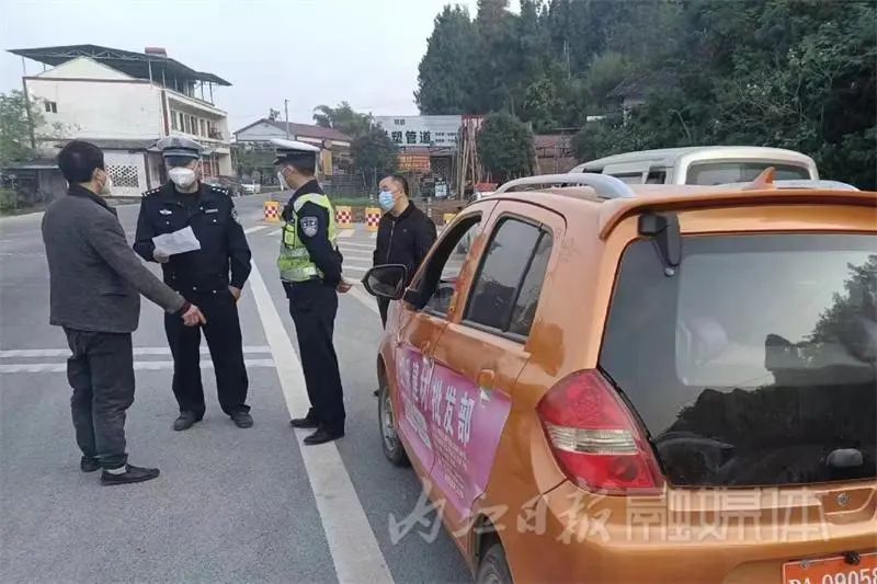15分鐘內(nèi)依法擋獲3輛“老年代步車(chē)”！內(nèi)江交警嚴(yán)正提醒：不得上路