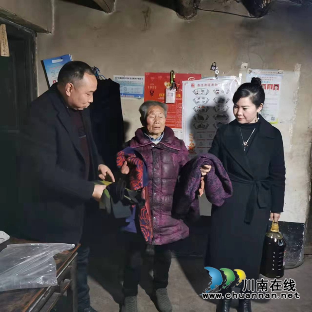 潘小容入戶關(guān)心貧困群眾.jpg