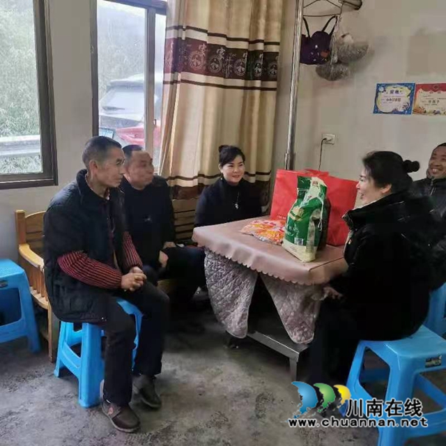 潘小容走村入戶動員群眾發(fā)展產(chǎn)業(yè).jpg
