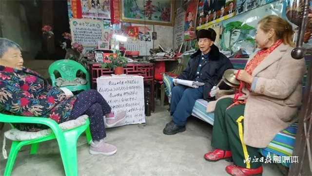 聲聲動(dòng)情！內(nèi)江“鮐背”老人把“寫歌”這件事堅(jiān)持了幾十年