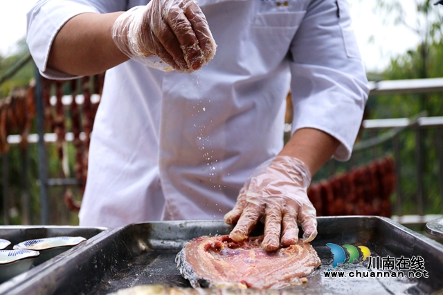 撒上食鹽、辣椒粉等佐料揉搓入味.JPG