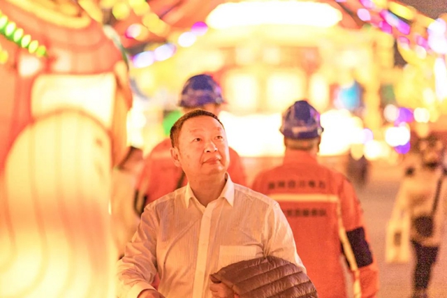 自貢：璀璨華燈背后的堅守與傳承——“最美守燈人”老孔觀燈記