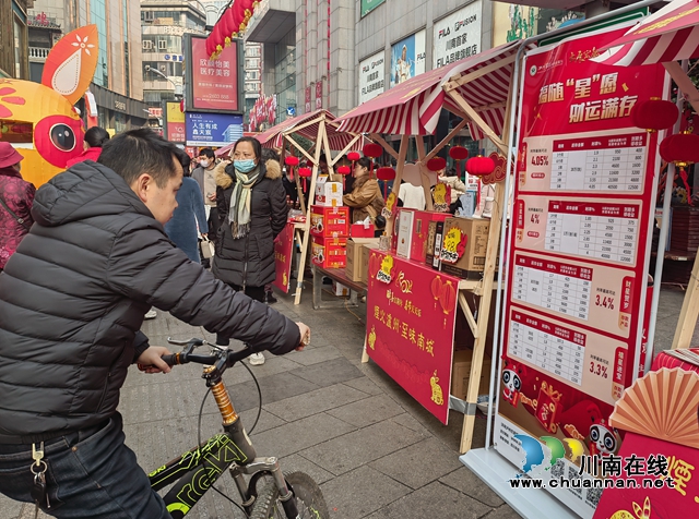 逛現(xiàn)場(chǎng)的市民.jpg