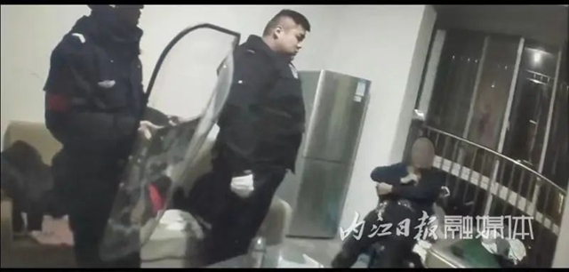 兩秒奪刀！資中警方快手救人