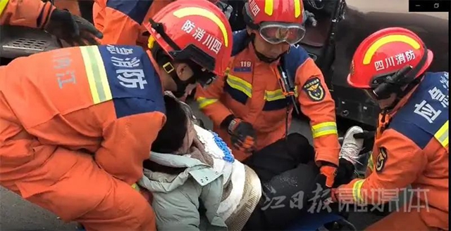 隆昌：貨車與轎車相撞，孕婦被困，危急時刻他們來了