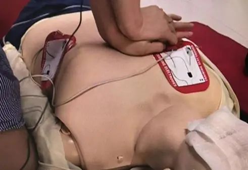 生死時(shí)速！患者待診時(shí)突發(fā)休克 醫(yī)護(hù)配合“教科書式”搶救化險(xiǎn)為夷！