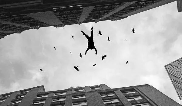 【警惕】男子從4米高空墜落