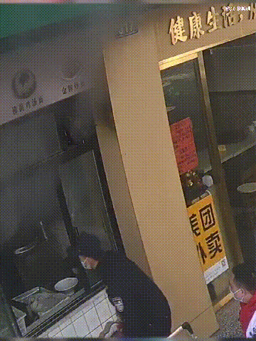 “警察同志有擔(dān)當(dāng)！”合江輔警三次沖進(jìn)火場(chǎng)滅火，老板請(qǐng)他終身免費(fèi)吃面