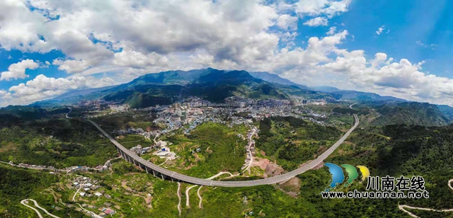 高速公路環(huán)繞縣城.jpg
