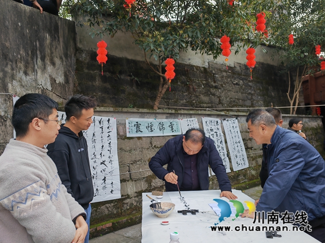 現(xiàn)場書寫詩歌（曾佐然攝）.jpg