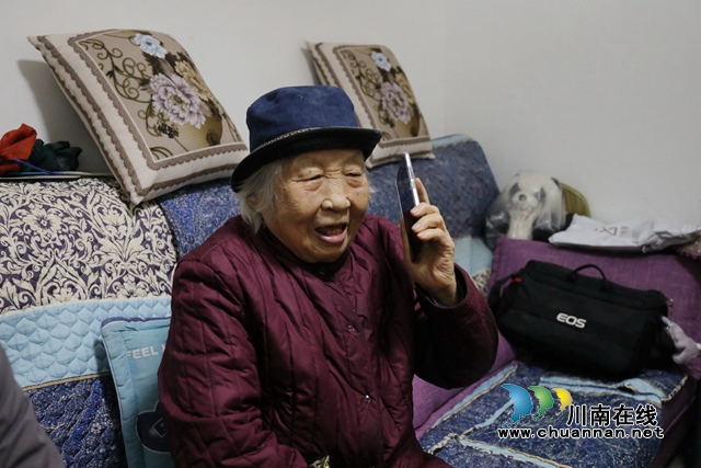 李上瓊正在為居民咨詢用藥.JPG