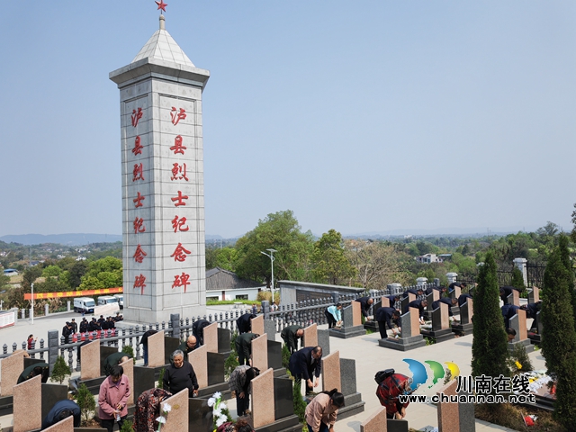 為烈士獻(xiàn)花鞠躬（曾佐然攝）.jpg