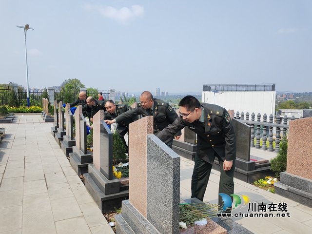擦拭墓碑（曾佐然攝）.jpg