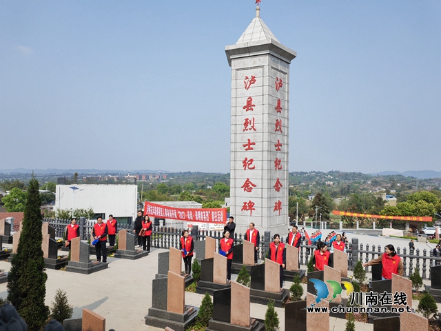 志愿者開展掃墓活動(dòng)（曾佐然攝）.jpg