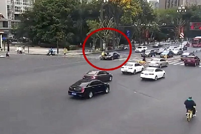 出事了！這個外賣騎手，全責！