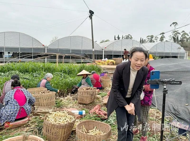 土里燒鍋爐！內(nèi)江這大姐出了名