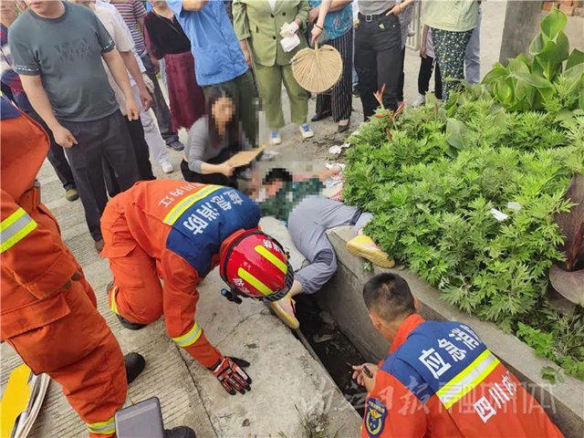 痛！生銹鋼筋刺入小孩大腿，內(nèi)江消防緊急救援
