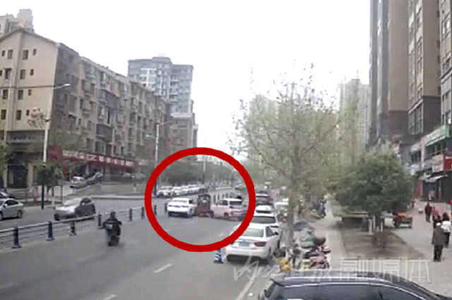 內(nèi)江東興區(qū)三車相撞，只因駕駛員起步時犯了這個錯！