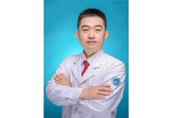 緊急廣播響起！萬米高空，瀘州醫(yī)生挺身而出：“我能為小朋友診治”