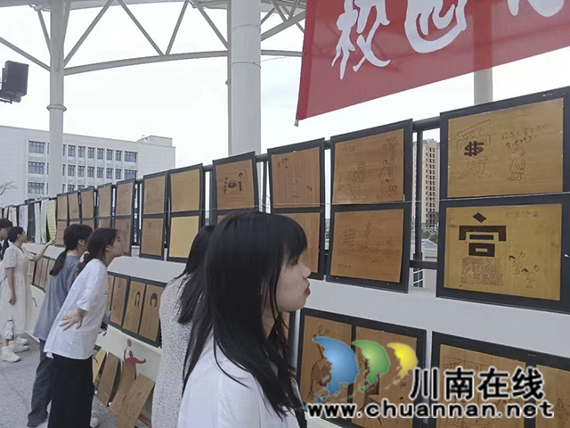 學(xué)生們專注參觀李濤作品.jpg
