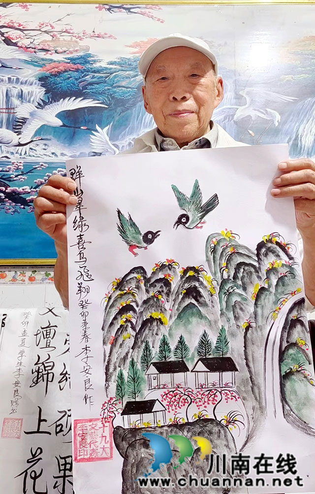 李安良展示其書(shū)畫(huà)作品.jpg