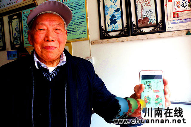 李安良把作品發(fā)微信朋友圈交流.jpg