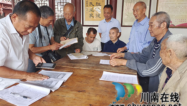 筆者（左一）在察看資料（古有聰攝）.jpg