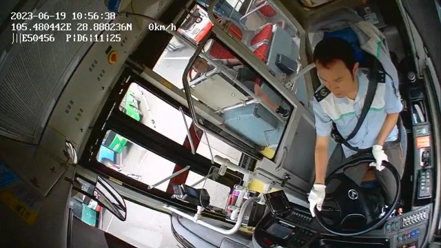 正能量 | 小孩、老人都獨自乘車卻不下車，瀘州公交人怎么做的？