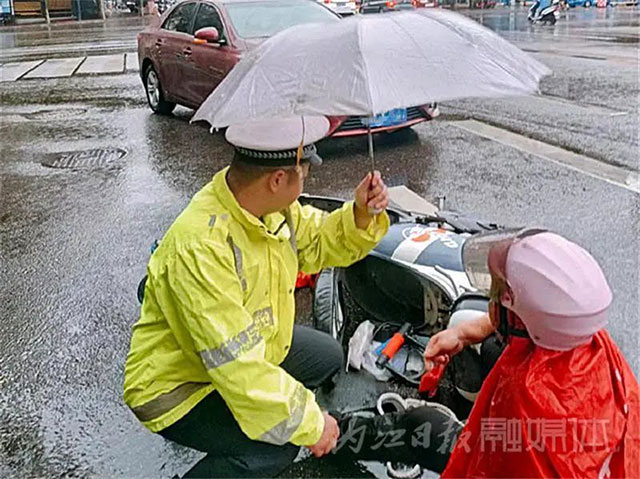 暖！隆昌交警，你撐傘的樣子真帥!