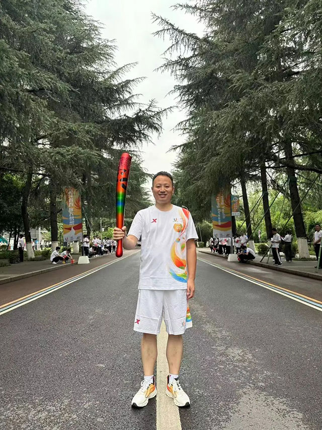 田家炳中學(xué)校友擔(dān)任成都大運(yùn)會(huì)火炬手！瀘州城市宣傳官鄧自剛：傳遞朝氣和活力