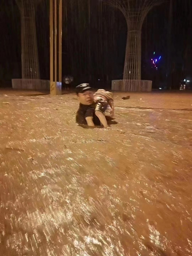 古藺暴雨中托舉女孩的輔警：看到旁邊有車被沖走 當(dāng)時只想著救人