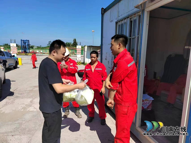 瀘縣走進(jìn)工地為農(nóng)民工送清涼，了解農(nóng)民工工資現(xiàn)狀，宣傳就業(yè)政策。.jpg