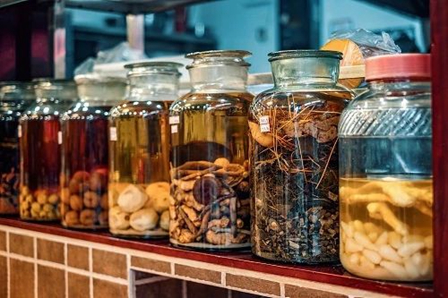 【圍觀】男子自制藥酒，險些把自己送走