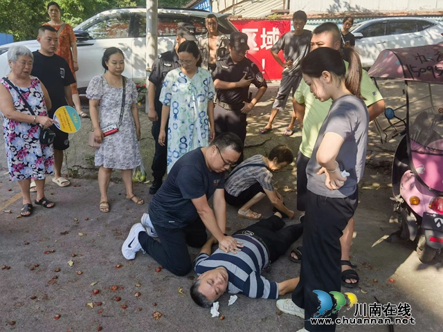 龍馬潭：老人路邊摔傷，社區(qū)工作者接力按壓千次救人命