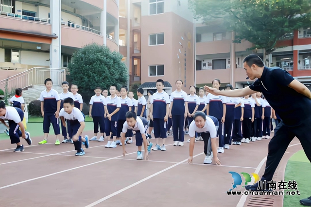 張明桃在上體育課（董會(huì)攝）.jpg