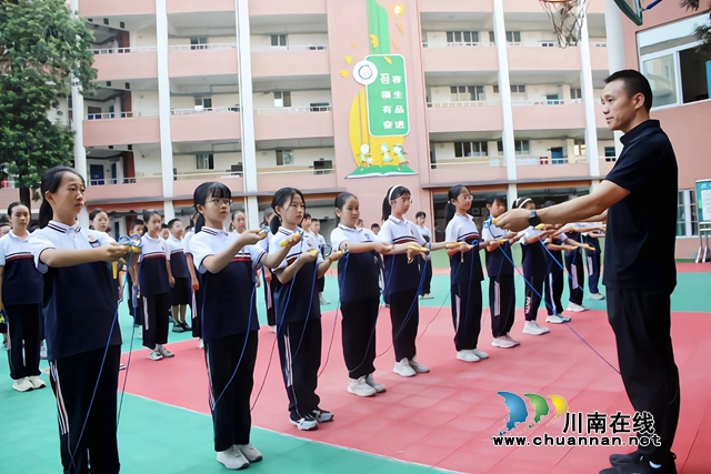 張明桃的指導(dǎo)跳繩（董會(huì)攝）.jpg