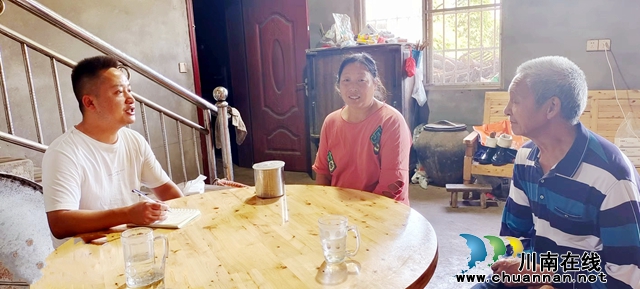 圖2：王林（左一）入戶了解脫貧戶目前生產(chǎn)生活.jpg