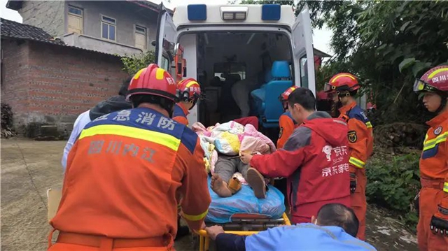 快來人?。′摻畈迦雼D女大腿，危急關頭——